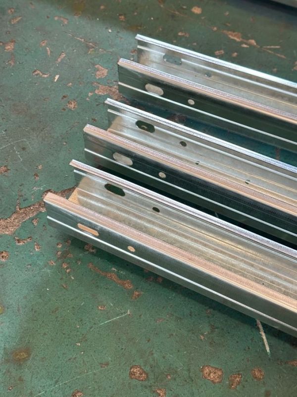 Máquina formadora de perfiles de quilla de correas y vigas C totalmente automática para fabricar marcos metálicos