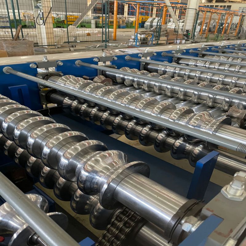 Máquinas para el procesamiento de chapa metálica y perfiles de hierro corrugado conformados por rodillos