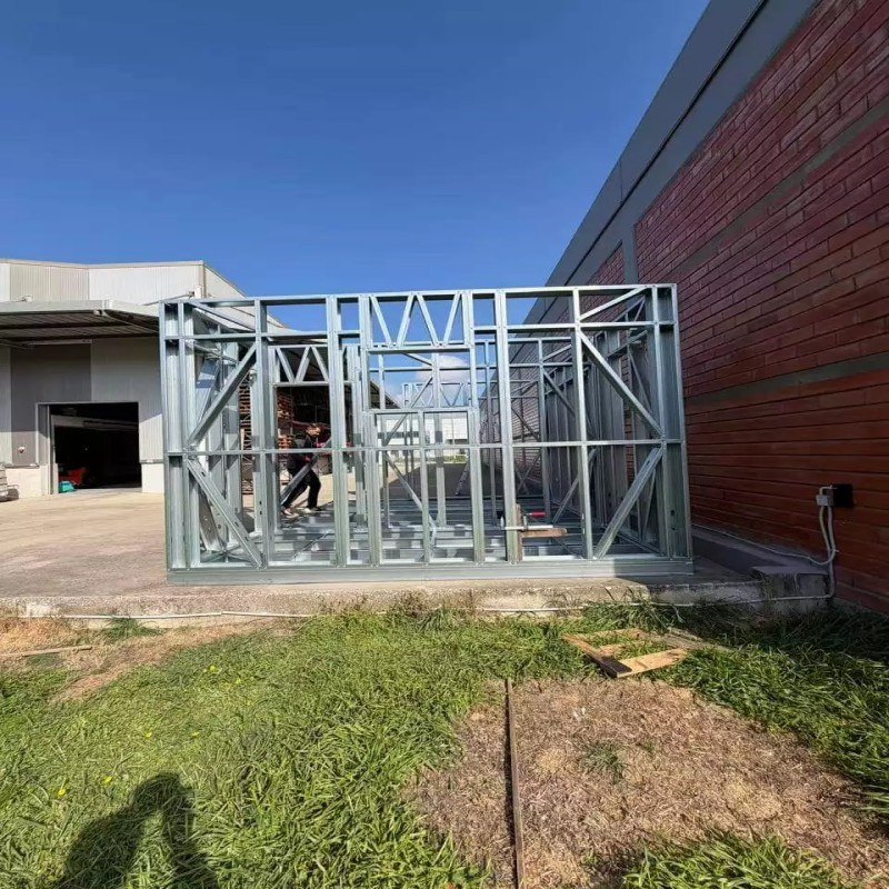 Xin Honghua fabricó una máquina para correas para un proyecto en Chipre.